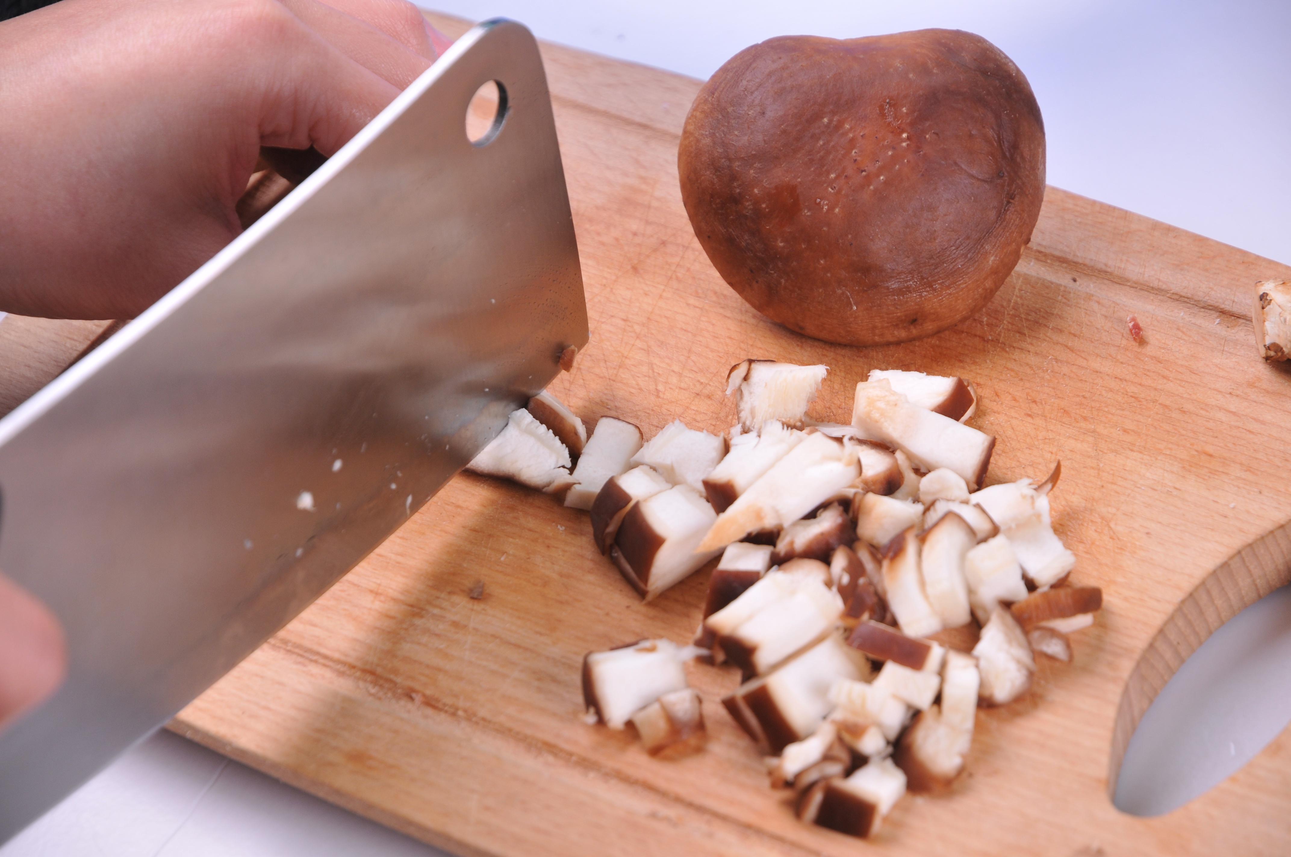 【金字美食廚房】香菇火腿燜飯的做法 步骤1