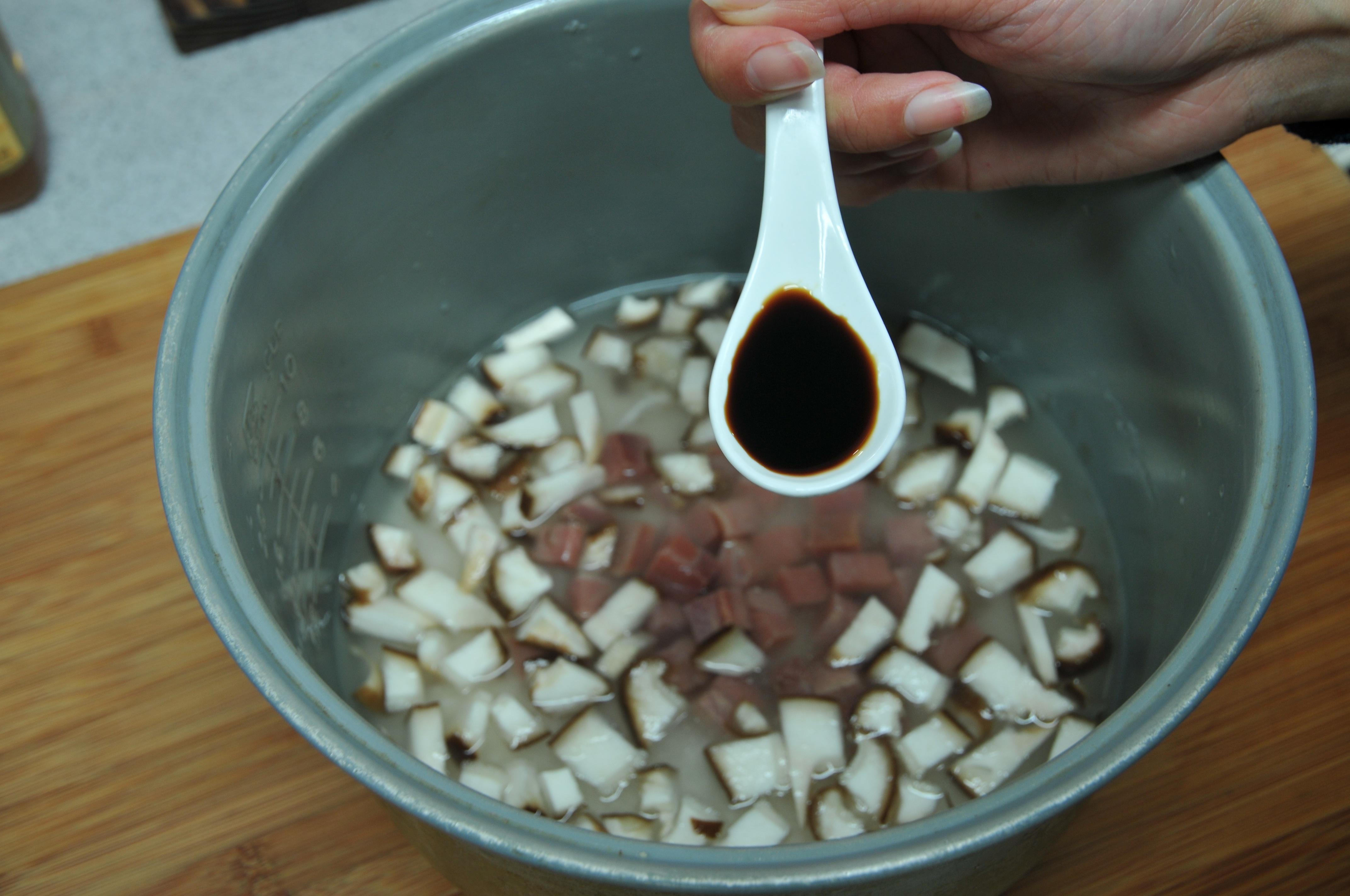 【金字美食廚房】香菇火腿燜飯的做法 步骤3