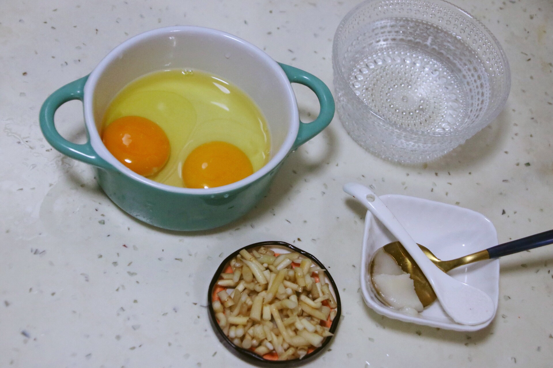 魚腥草（折耳根）蒸蛋——童年的味道的做法 步骤1