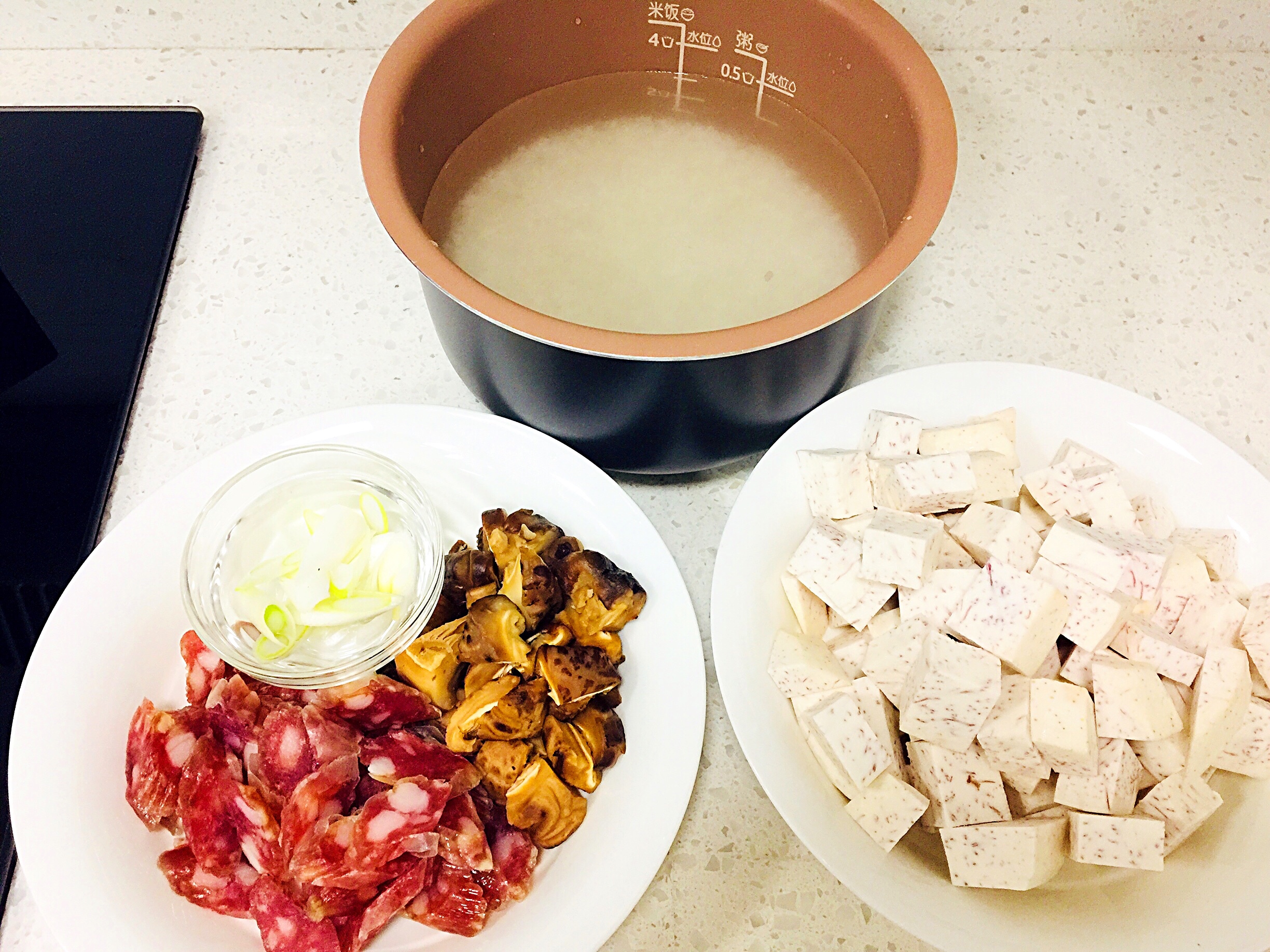 芋頭花菇臘腸燜飯的做法 步骤2