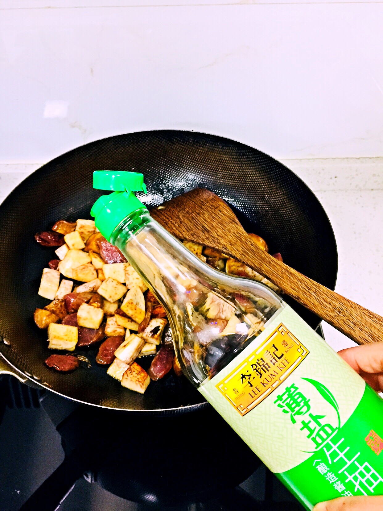 芋頭花菇臘腸燜飯的做法 步骤5