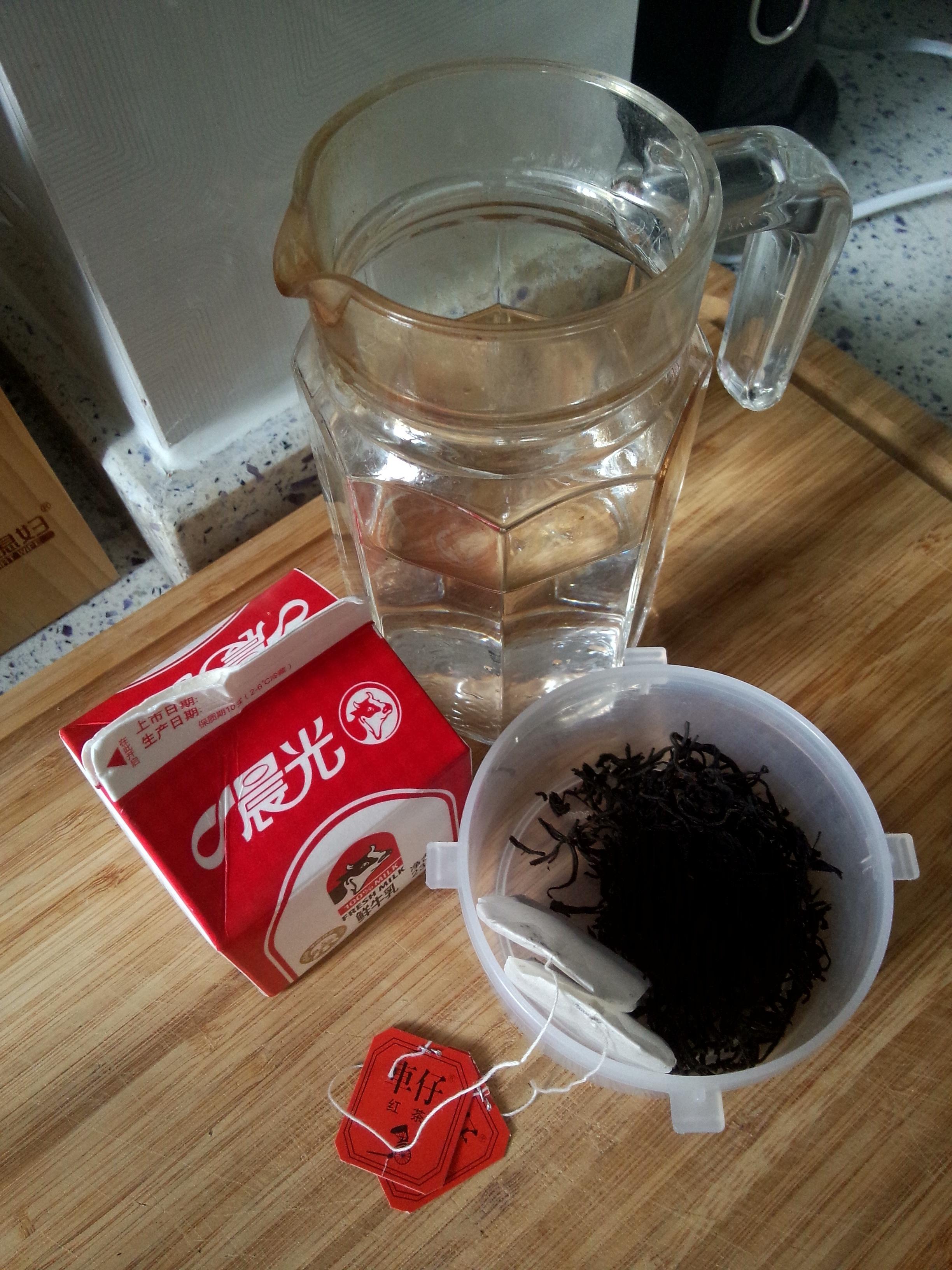 一杯奶茶——用紅茶和牛奶迴歸最淳樸的味道的做法 步骤1