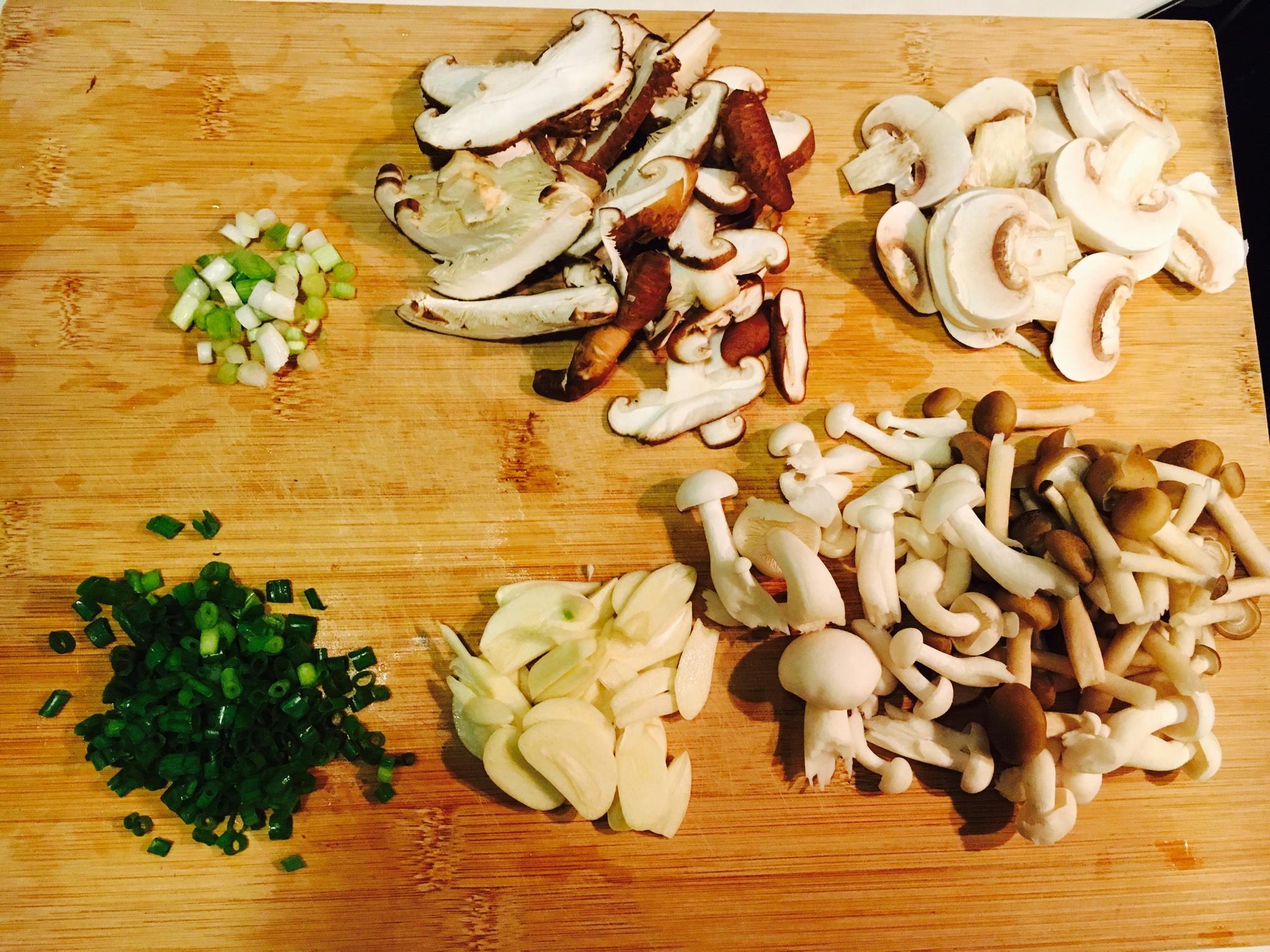 蒜香蘑菇炒飯的做法 步骤2