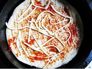 平底鍋蝦仁披薩的做法 步骤4