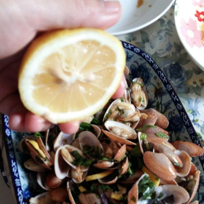 涼拌花甲螺 超簡單的東南亞風味菜，適合夏天食用，可放冰箱冷藏再拿出來吃，只要把花甲螺焯水，螺殼開啟就熟了，配上配料拌勻即可的做法 步骤5