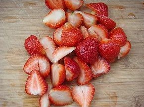草莓酸奶昔的做法 步骤1