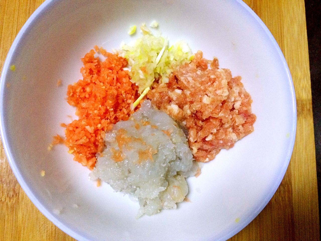紅蘿蔔鮮蝦餃的做法 步骤1