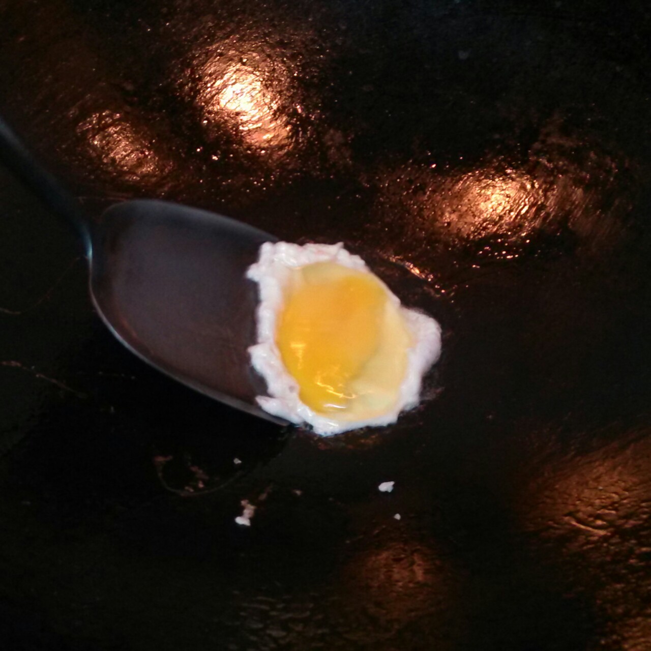 【暖胃】煎蛋枸杞子燒酒湯的做法 步骤2