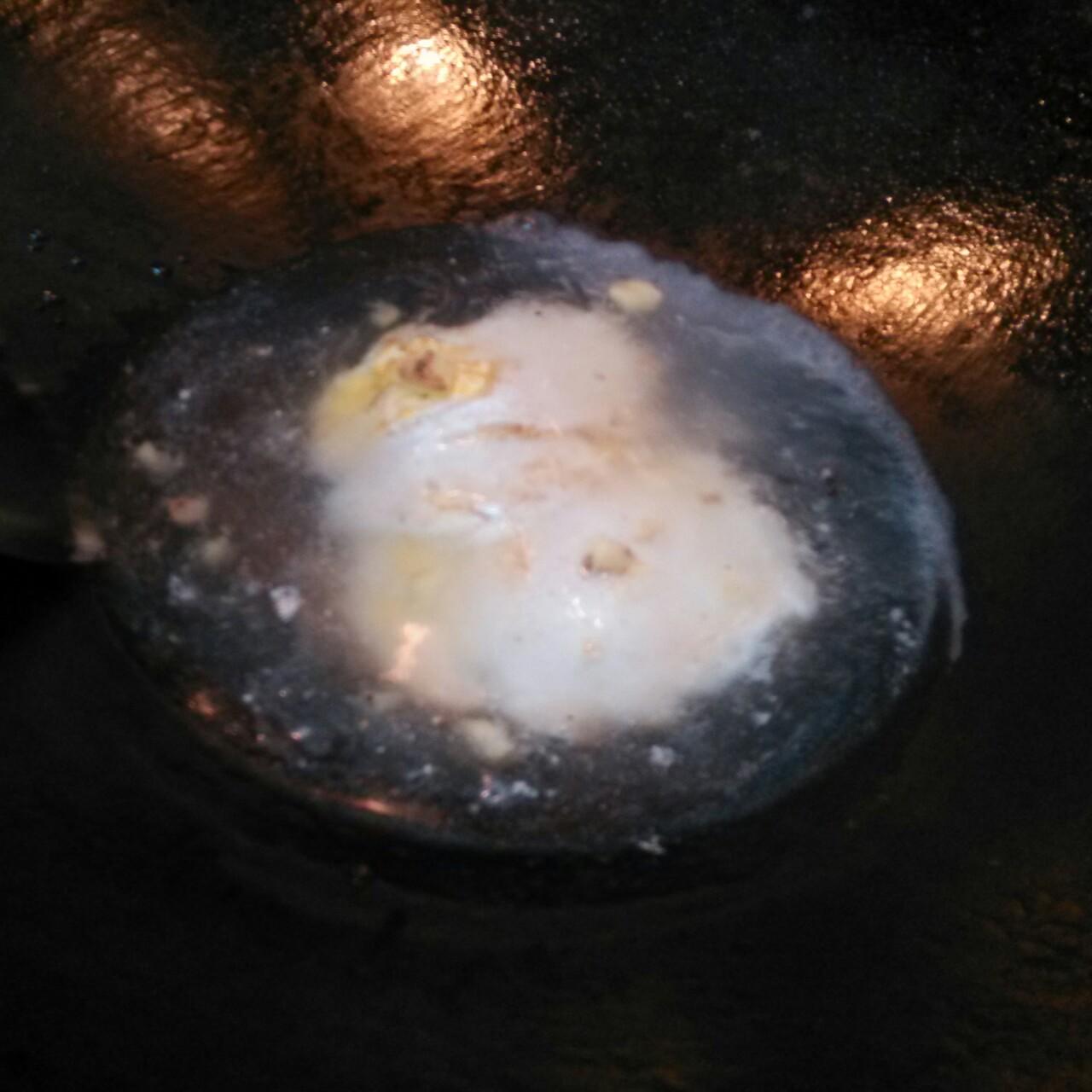 【暖胃】煎蛋枸杞子燒酒湯的做法 步骤5