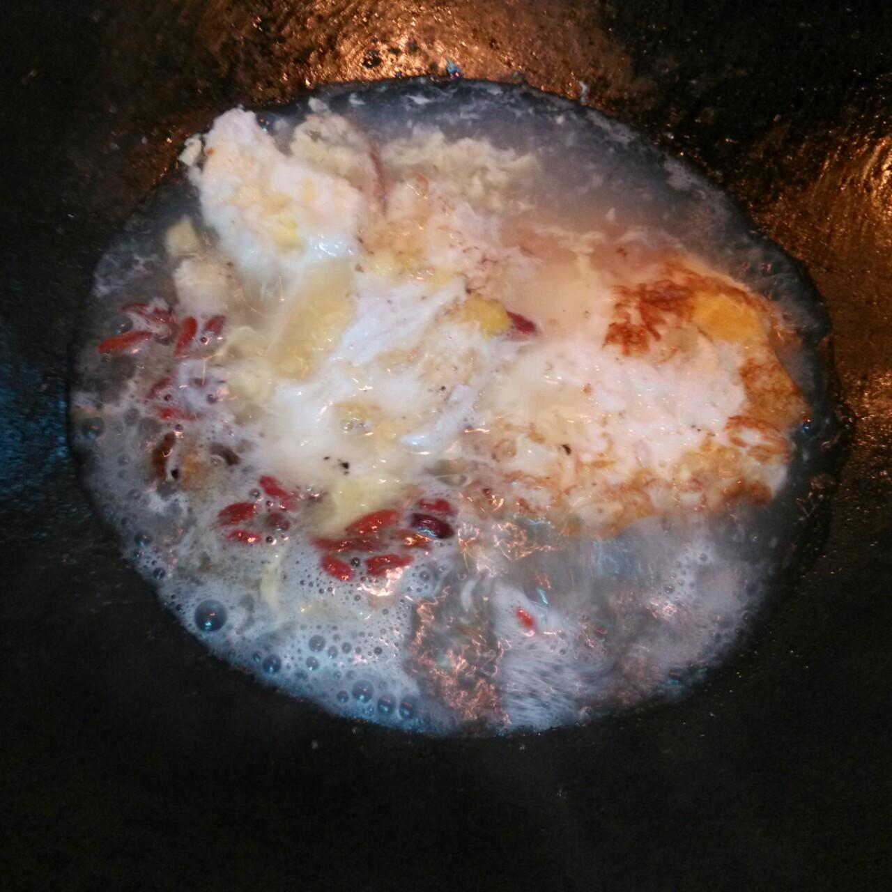【暖胃】煎蛋枸杞子燒酒湯的做法 步骤6