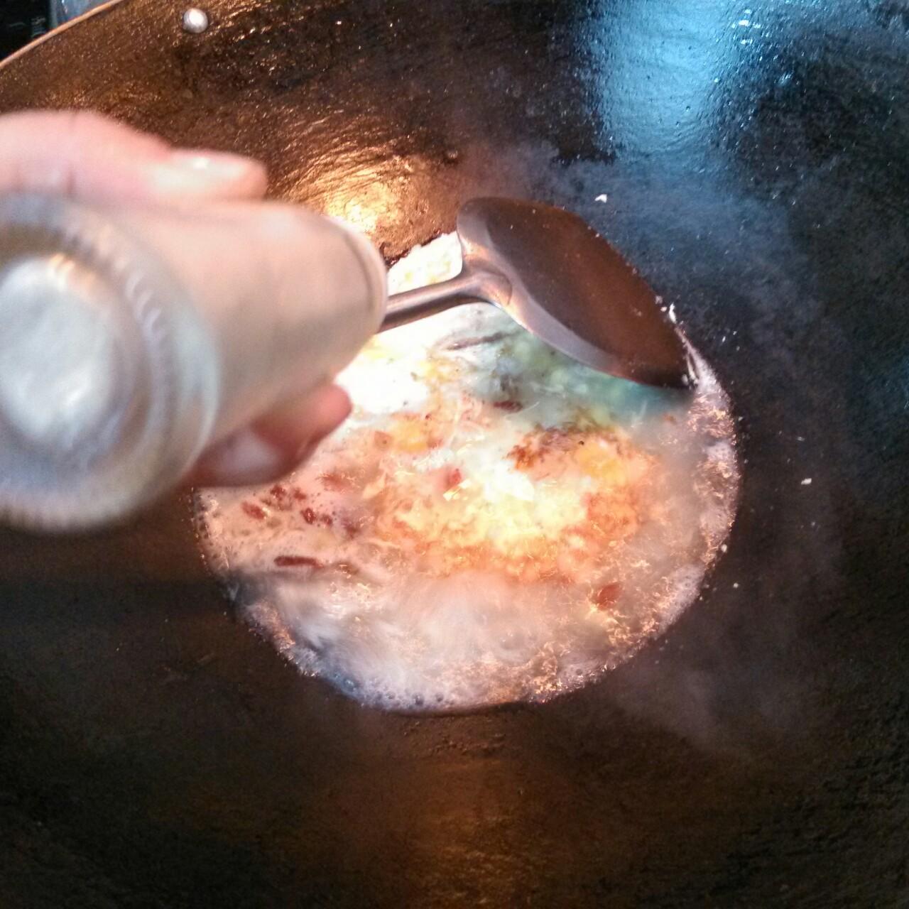 【暖胃】煎蛋枸杞子燒酒湯的做法 步骤8