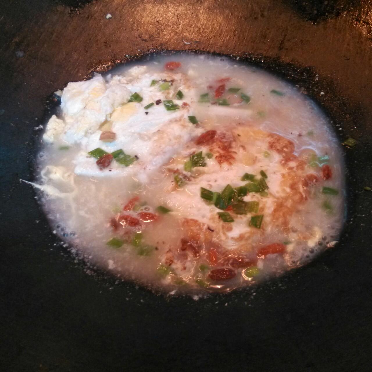 【暖胃】煎蛋枸杞子燒酒湯的做法 步骤9