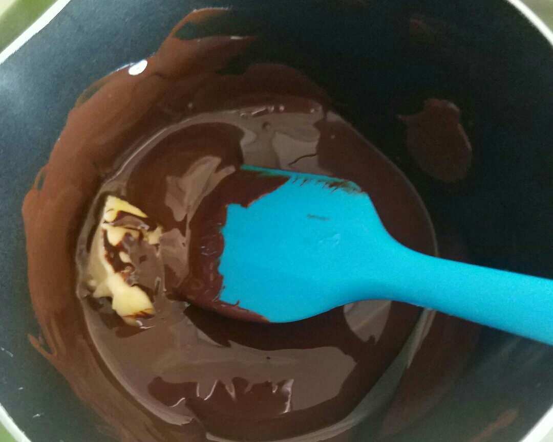 低糖馬卡龍:最簡單無色素版本。附黑巧克力百香果夾餡配方的做法 步骤16