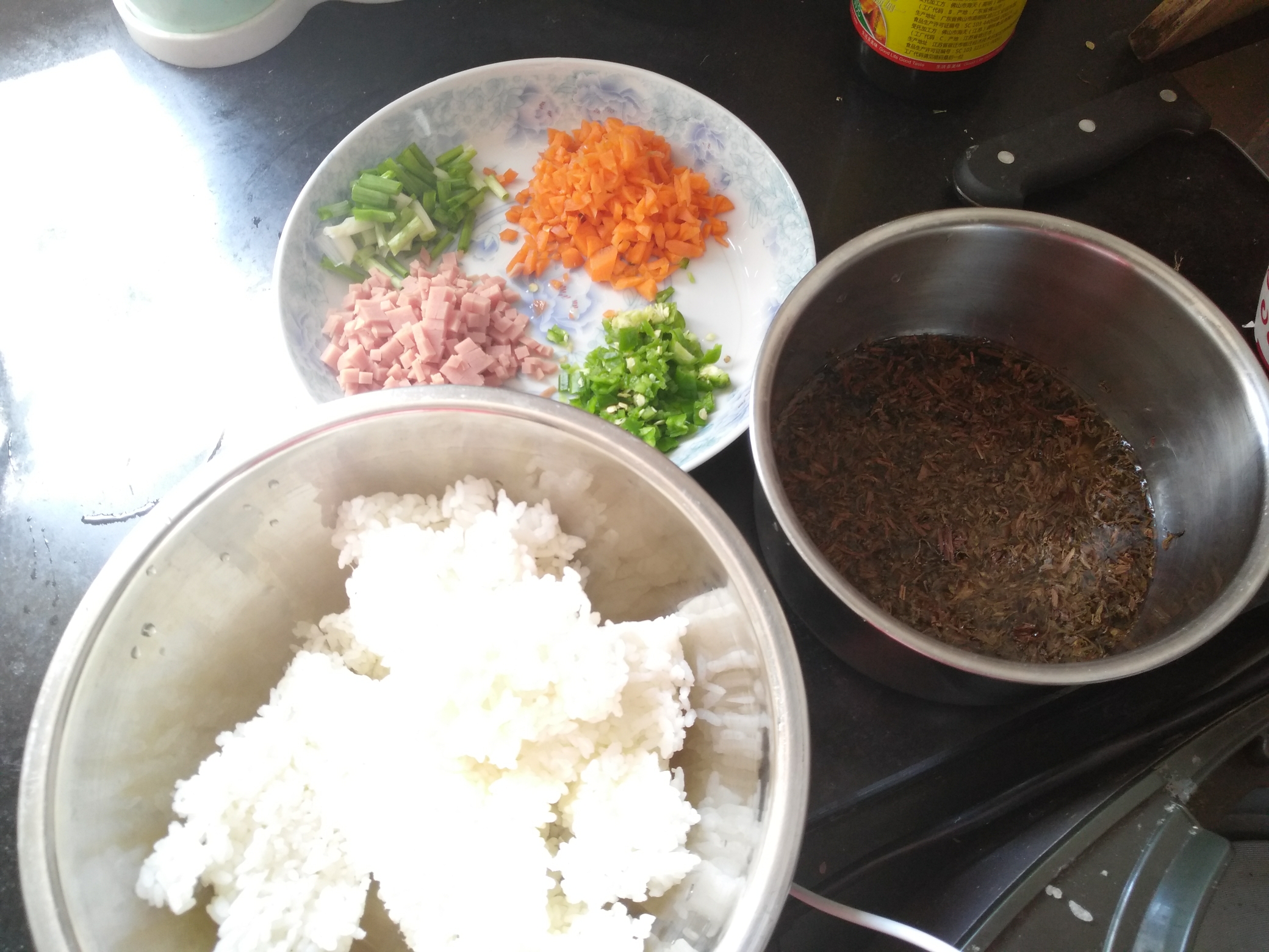 梅乾菜胡蘿蔔火腿腸炒飯的做法 步骤1