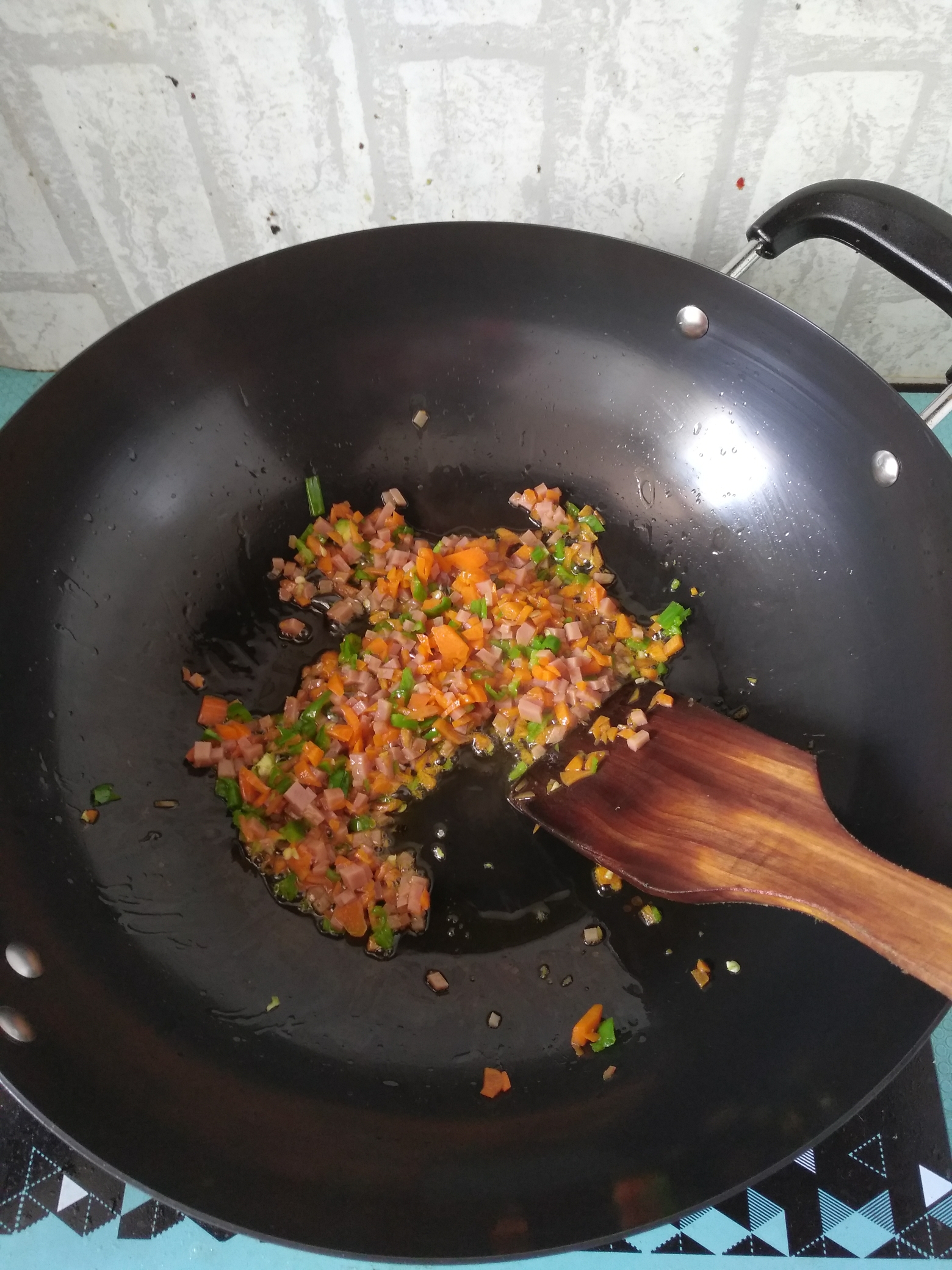 梅乾菜胡蘿蔔火腿腸炒飯的做法 步骤2