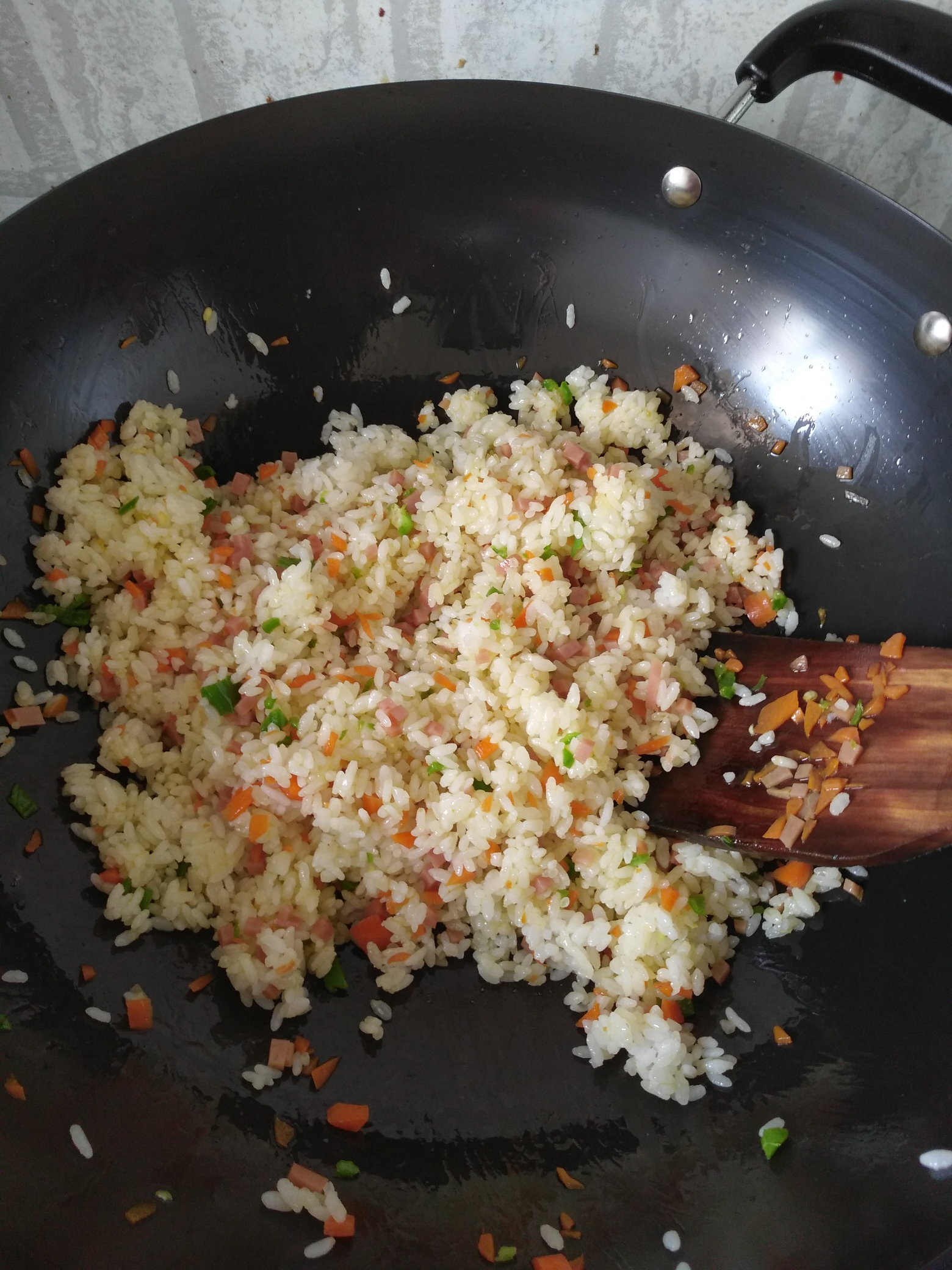梅乾菜胡蘿蔔火腿腸炒飯的做法 步骤3