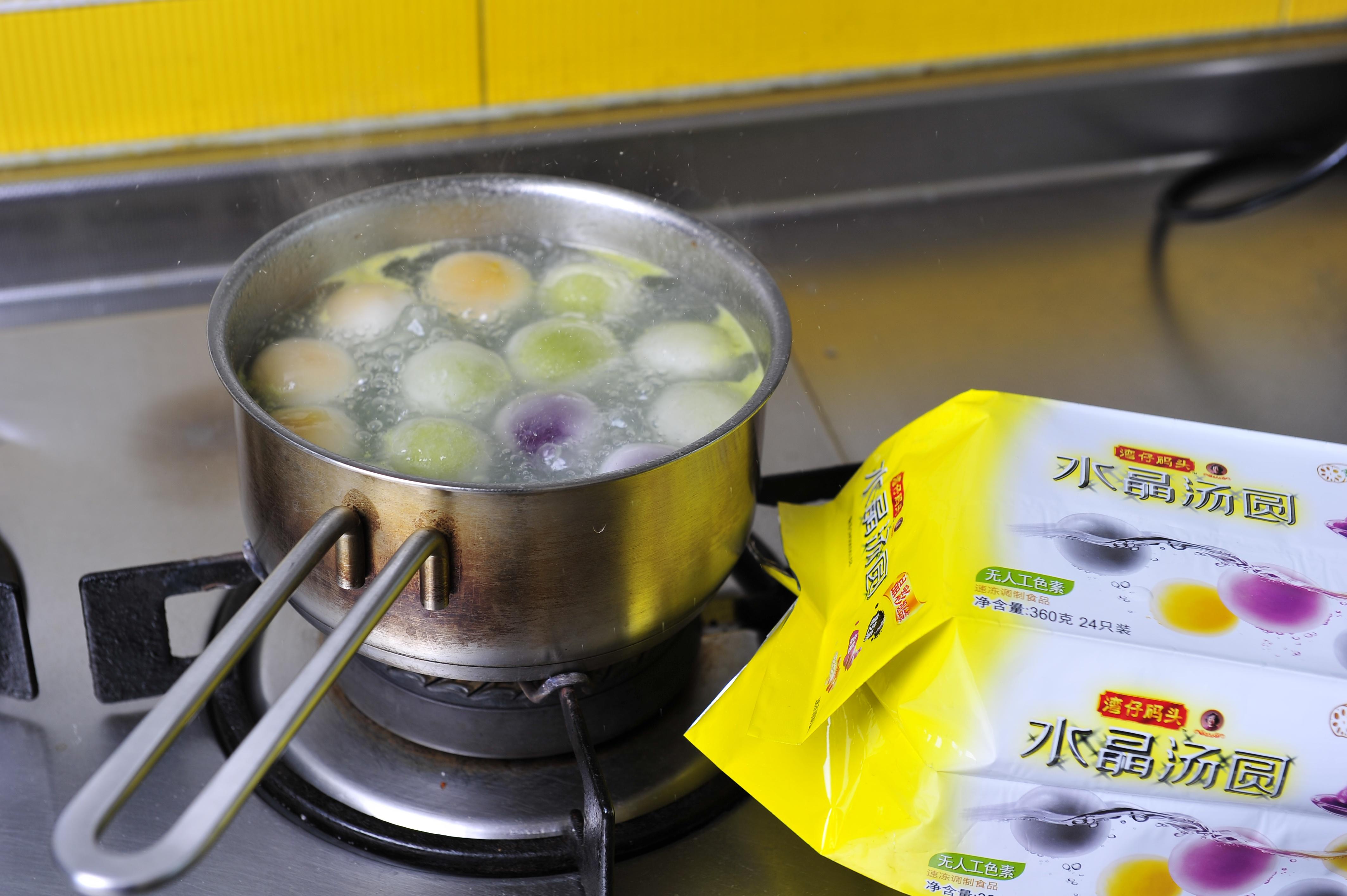 夏日的涼爽甜品 - 椰汁西米湯圓火龍果盅的做法 步骤4