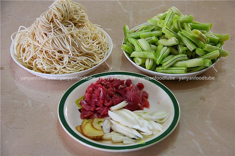 家常豆角燜面 Fried noodles with Bean的做法 步骤1