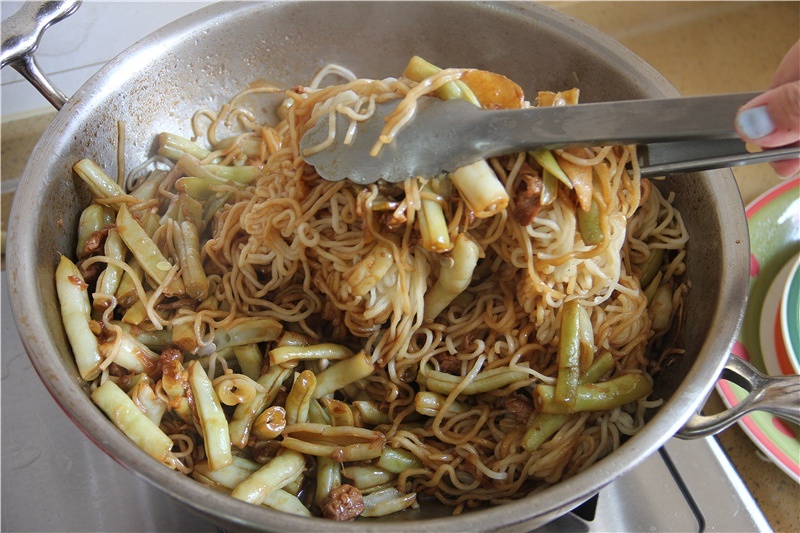 家常豆角燜面 Fried noodles with Bean的做法 步骤6