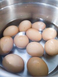 電飯煲五香茶葉蛋的做法 步骤3