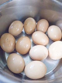 電飯煲五香茶葉蛋的做法 步骤4