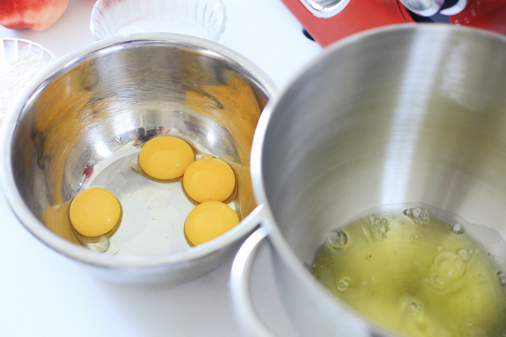 粉嫩水蜜桃蛋糕卷—摩飛廚師機的做法 步骤3