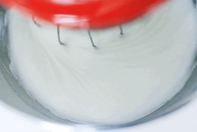粉嫩水蜜桃蛋糕卷—摩飛廚師機的做法 步骤6