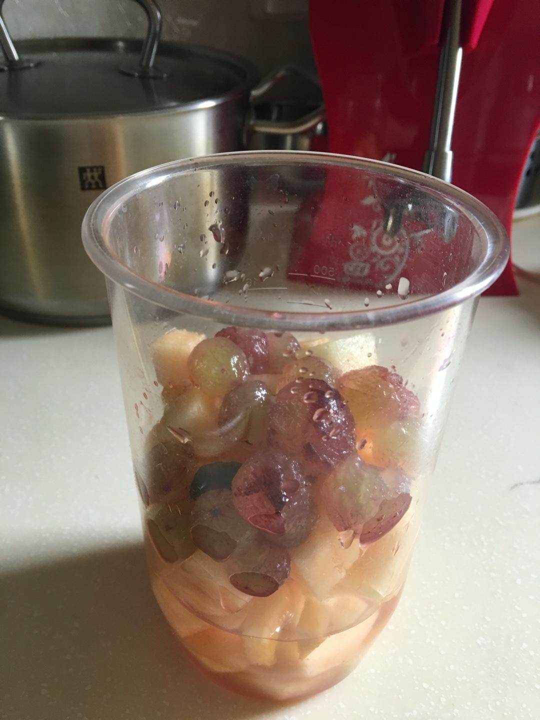 哈密瓜葡萄果汁的做法 步骤2