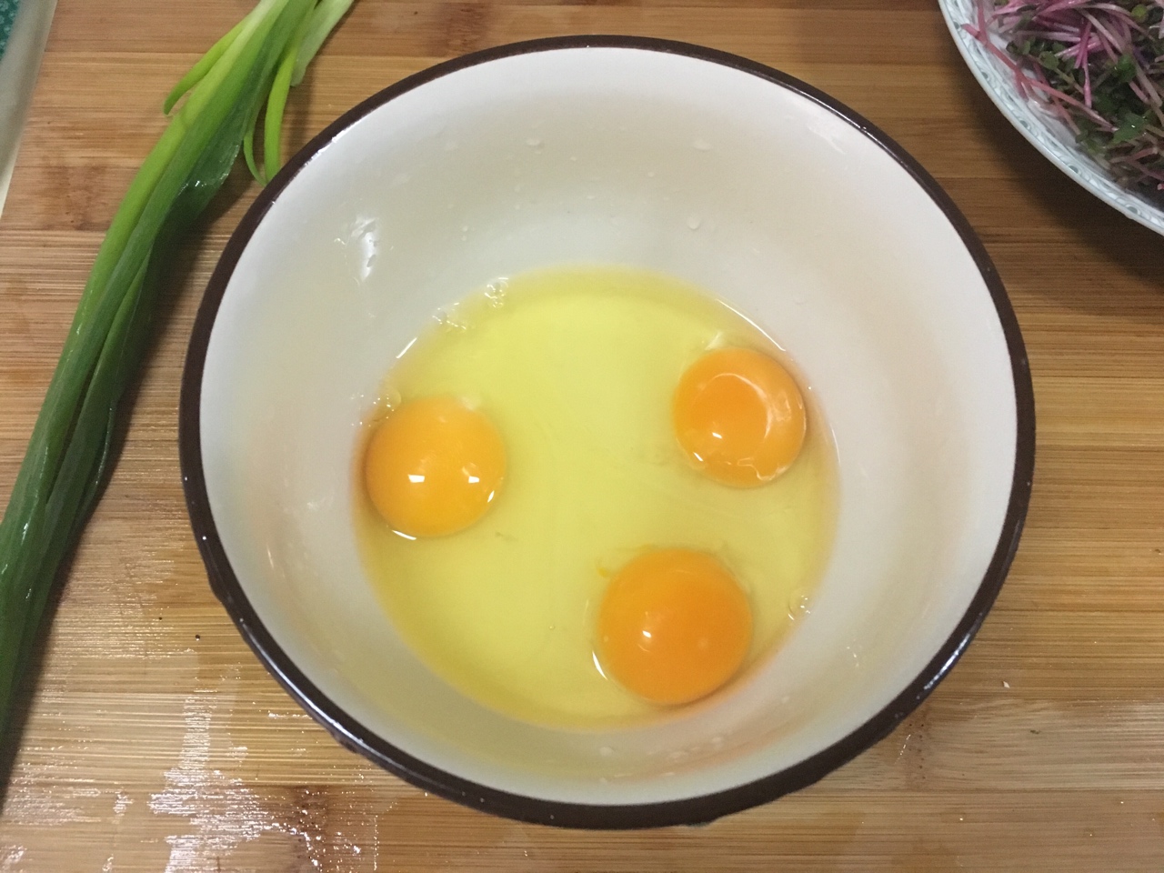 紅杆蘿蔔苗攤雞蛋的做法 步骤2