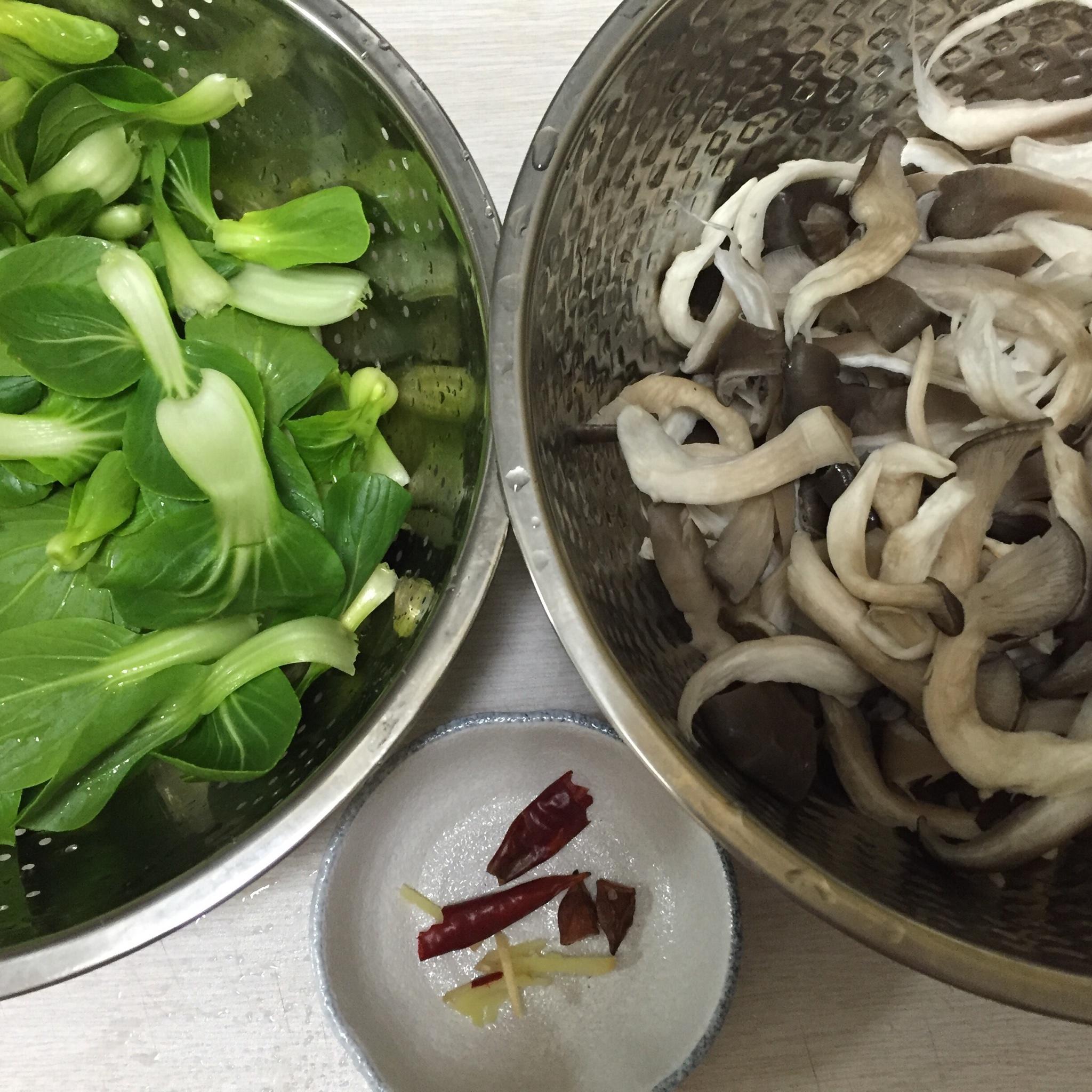 平菇炒青菜的做法 步骤1