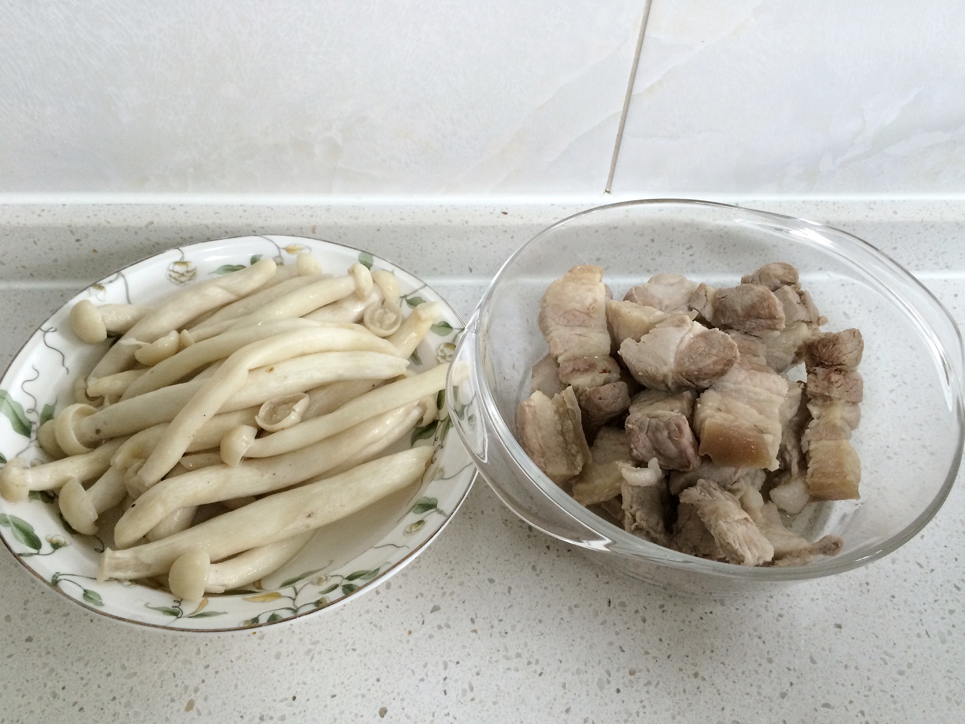 雞腿蘑燉土豆—老爸家常菜的做法 步骤1