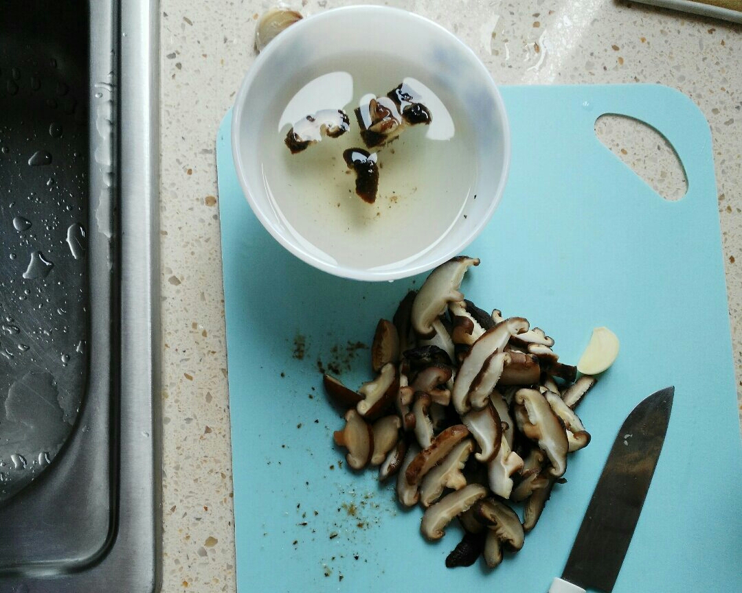 花菇炒彩椒的做法 步骤2