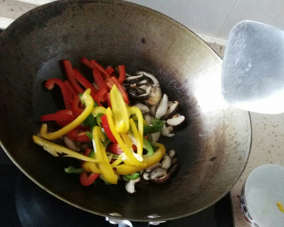 花菇炒彩椒的做法 步骤5