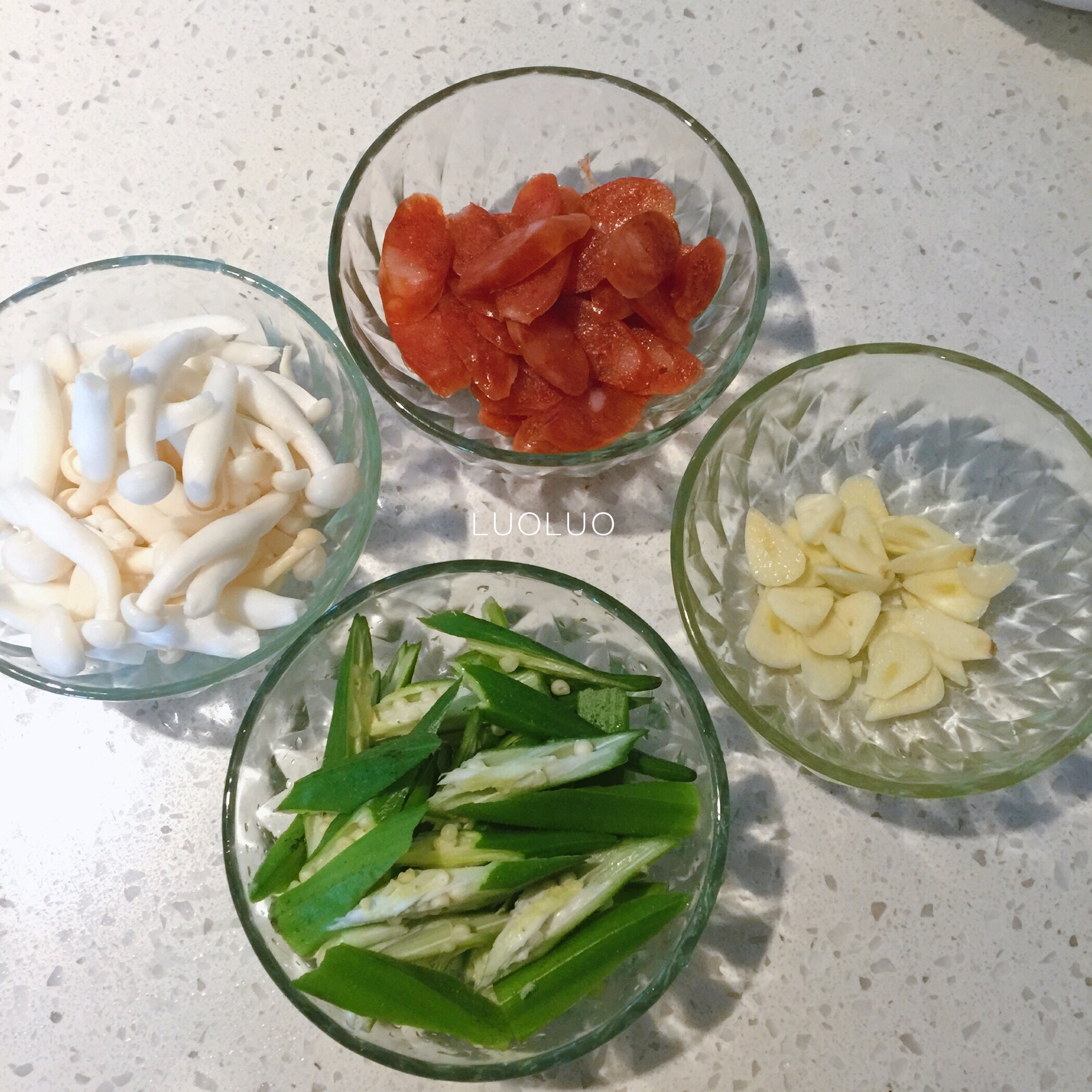 秋葵白玉菇炒臘腸-快手菜的做法 步骤1