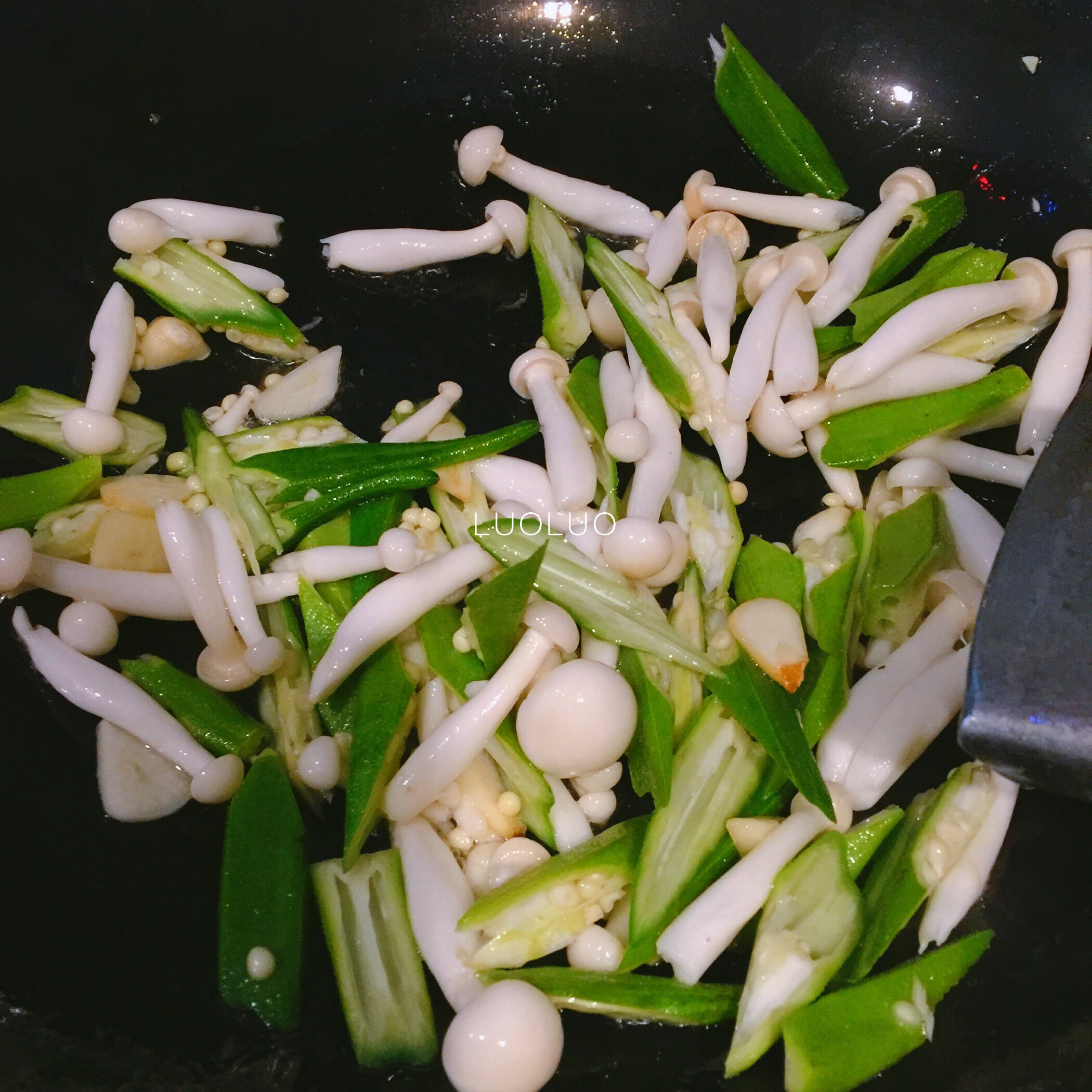 秋葵白玉菇炒臘腸-快手菜的做法 步骤3