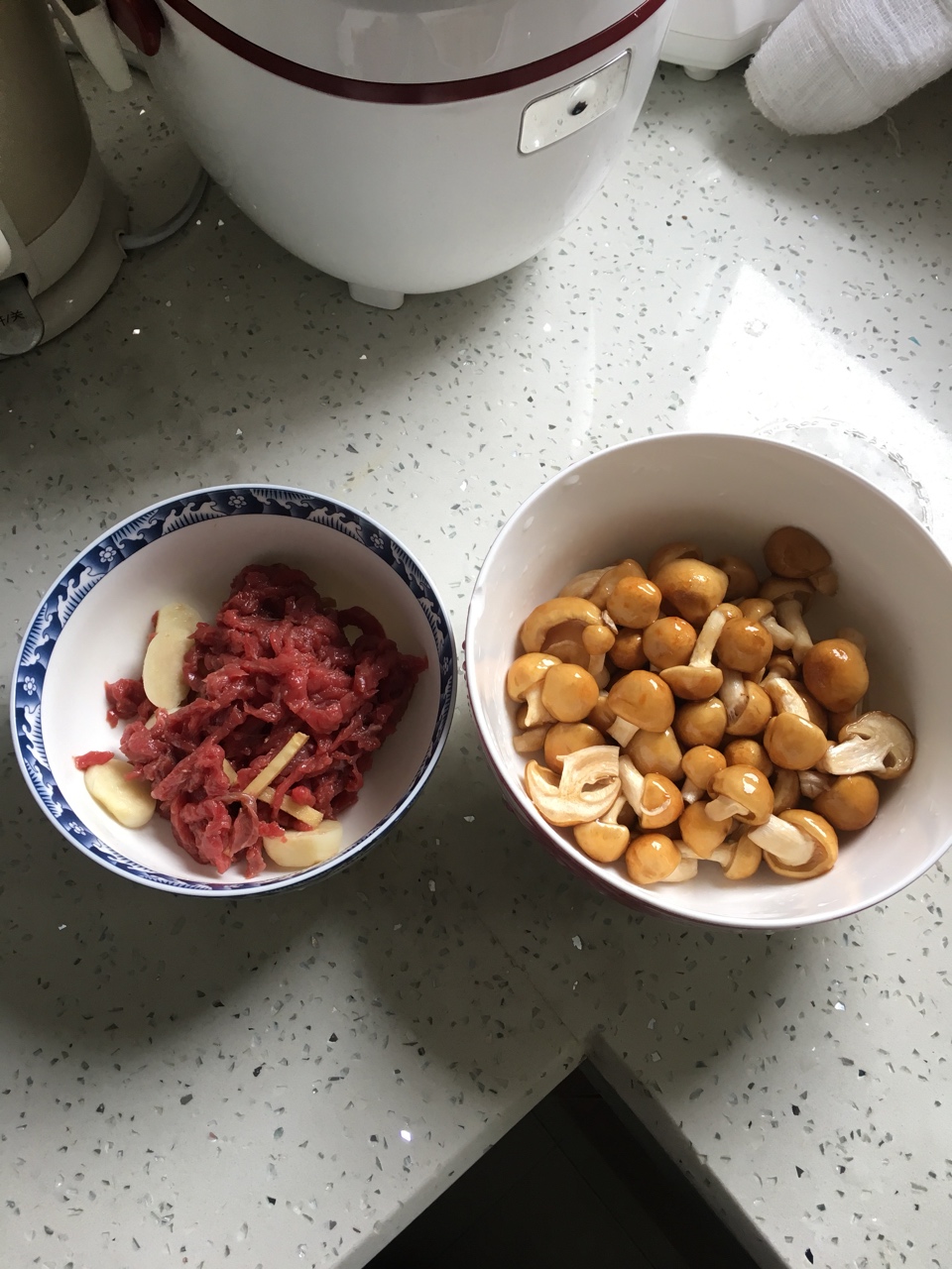 兒童餐快手菜-蘑菇牛肉絲的做法 步骤1