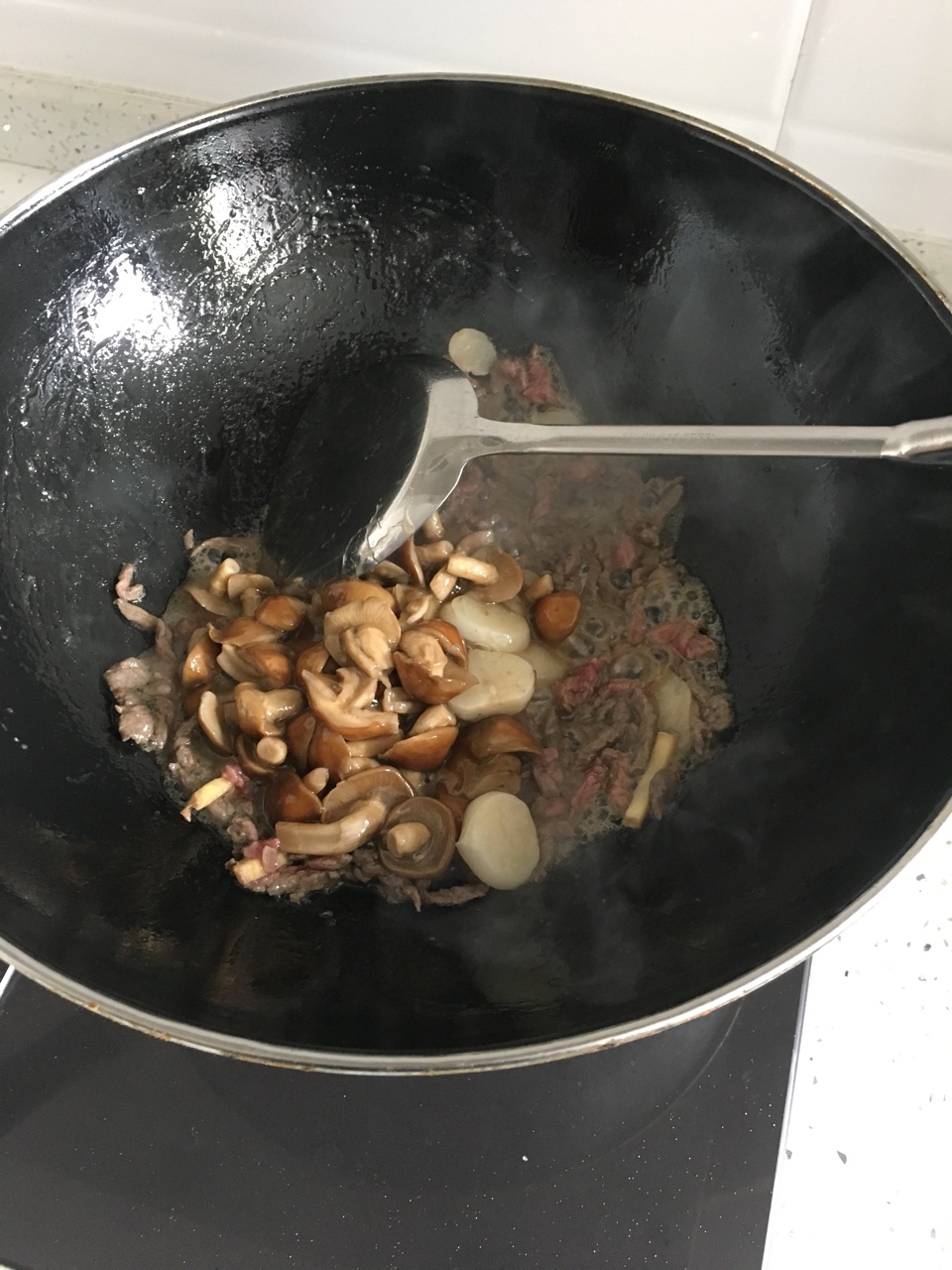 兒童餐快手菜-蘑菇牛肉絲的做法 步骤2