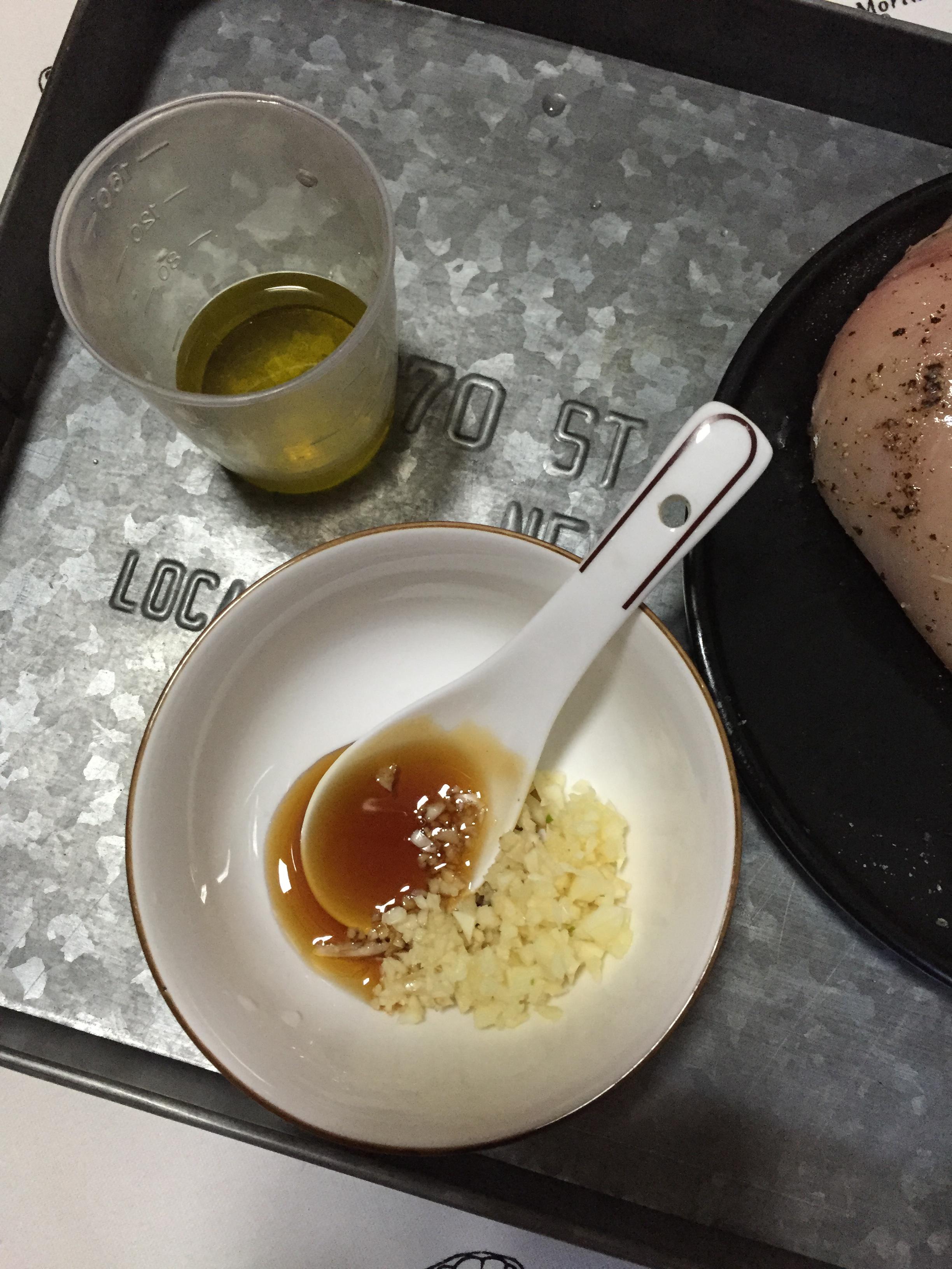 酷炫屌炸天好吃的煎雞胸肉（香蒜蜂蜜煎雞胸肉）的做法 步骤2