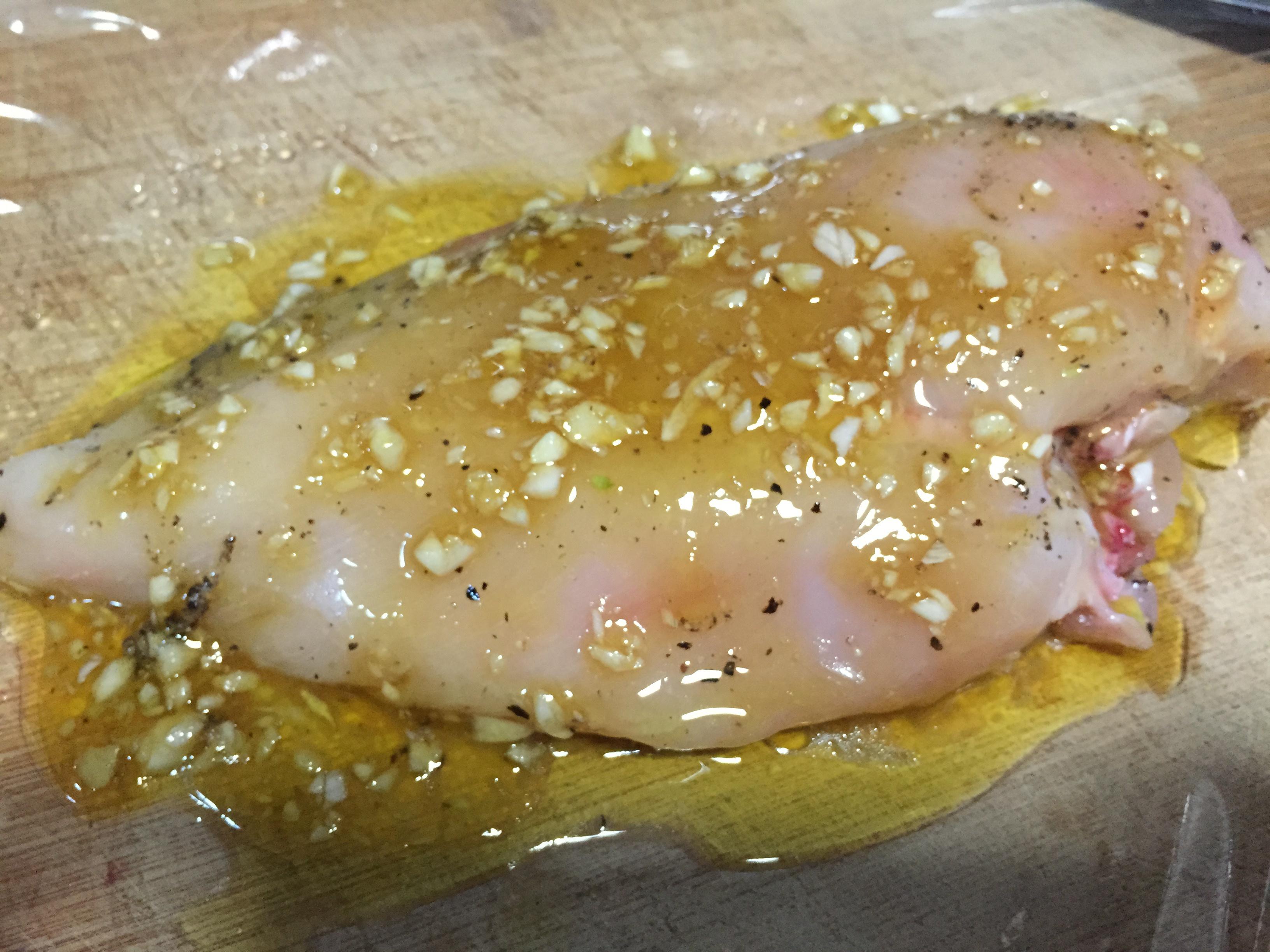 酷炫屌炸天好吃的煎雞胸肉（香蒜蜂蜜煎雞胸肉）的做法 步骤5