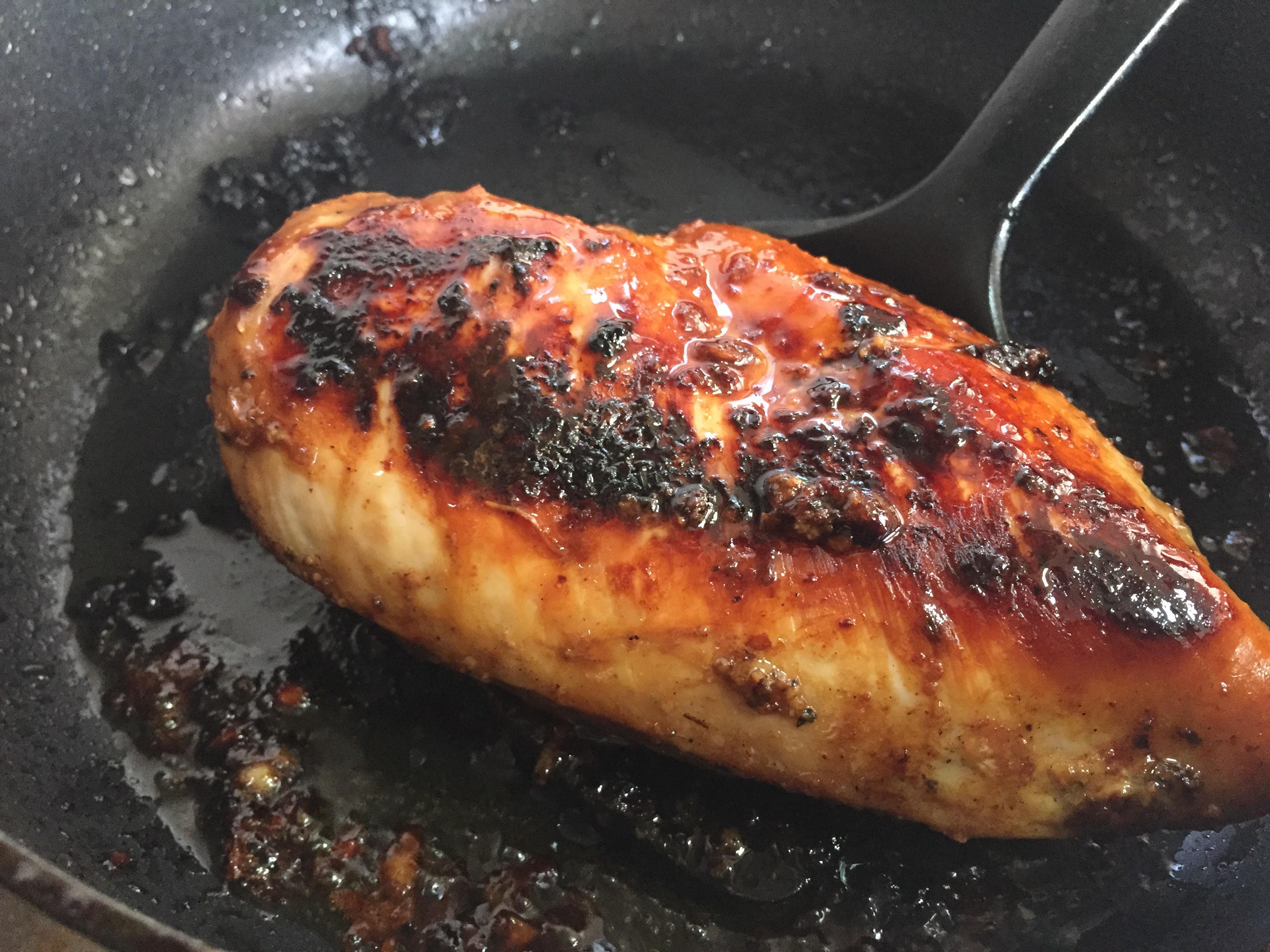 酷炫屌炸天好吃的煎雞胸肉（香蒜蜂蜜煎雞胸肉）的做法 步骤8