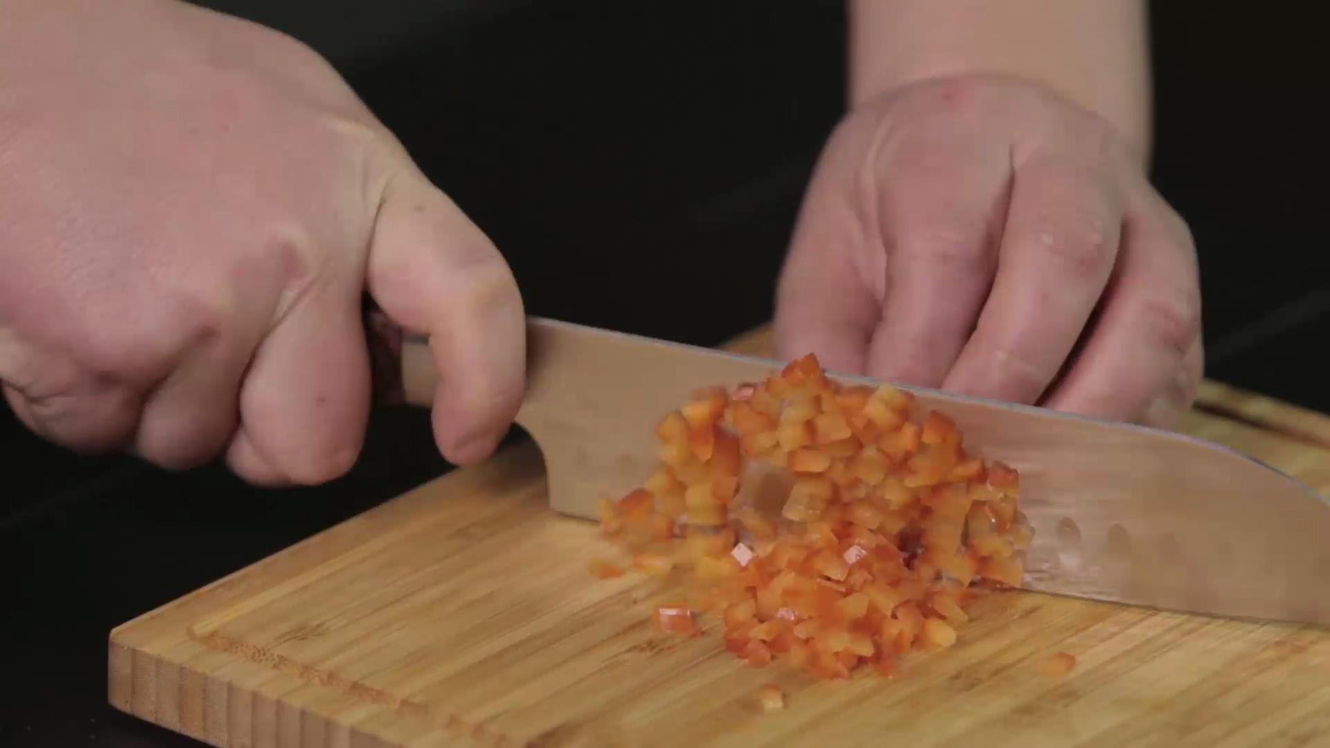 西紅柿燴肉飯 | 爸爸廚房 VOL . 99 西紅柿 胡蘿蔔 洋蔥 雞肉 米飯的做法 步骤2
