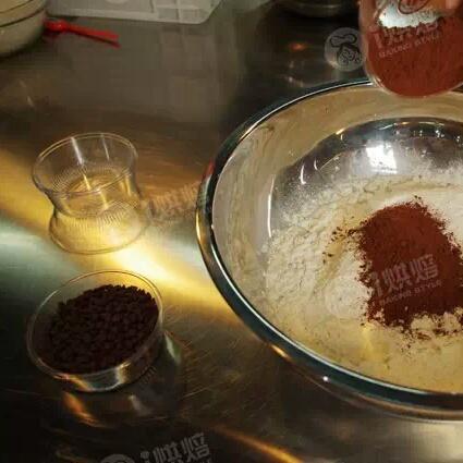 跟臺灣大師學做無糖無油巧克力手拌麪包的做法 步骤3