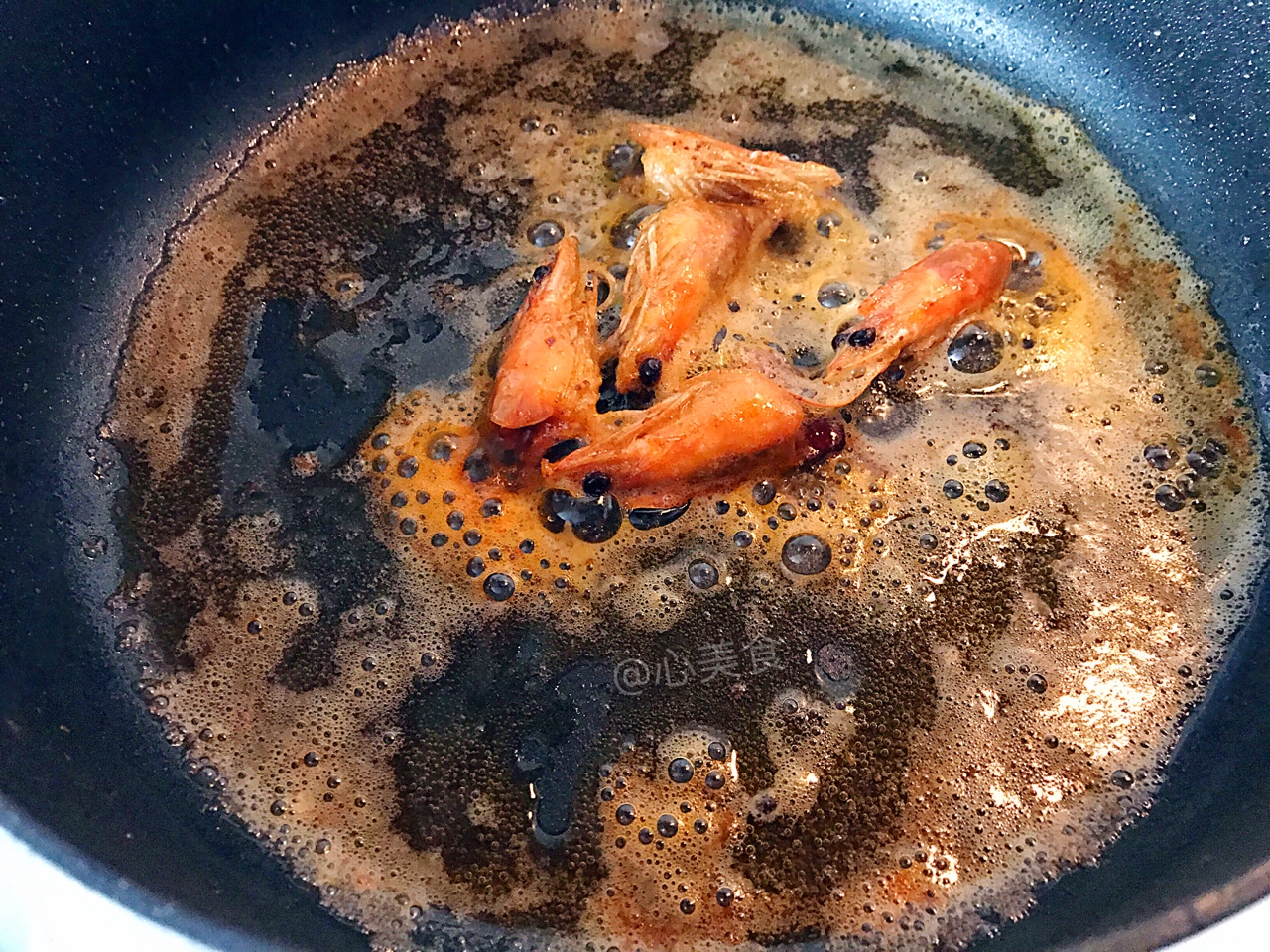 好吃到爆的蝦油蝦仁鹹蛋炒飯的做法 步骤4