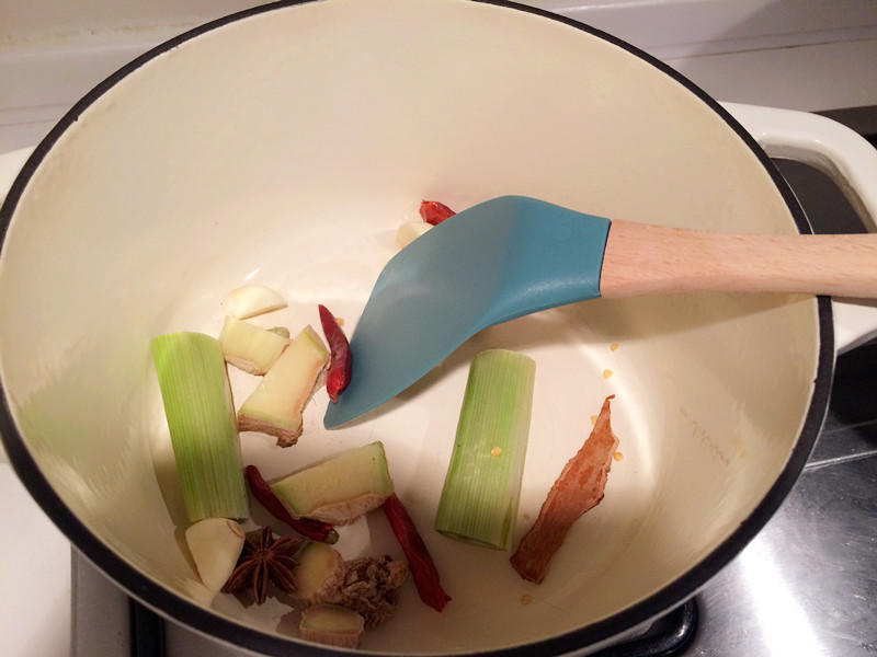 亂醬骨頭暖鍋，有黃豆醬當然還有花生的做法 步骤6