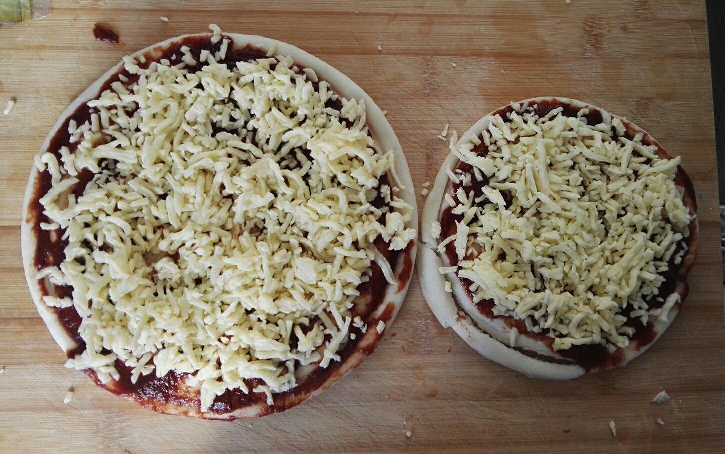 馬蘇裏拉乳酪大蝦披薩的做法 步骤3