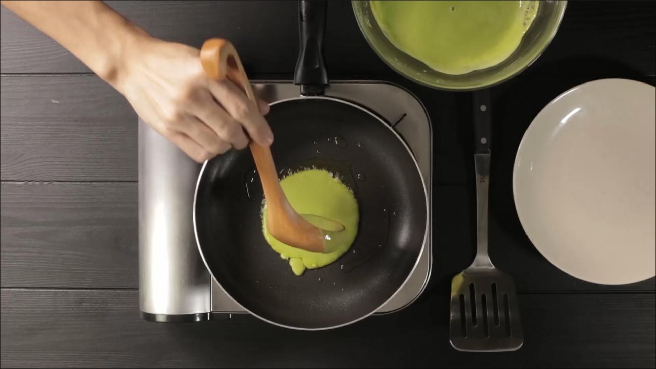 綠色煎餅俠|爸爸廚房 VOL.028--菠菜、雞蛋、麪粉、橄欖油的做法 步骤10