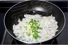 土豆蝦仁臘腸炒飯的做法 步骤5