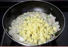 土豆蝦仁臘腸炒飯的做法 步骤6