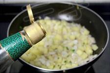 土豆蝦仁臘腸炒飯的做法 步骤7
