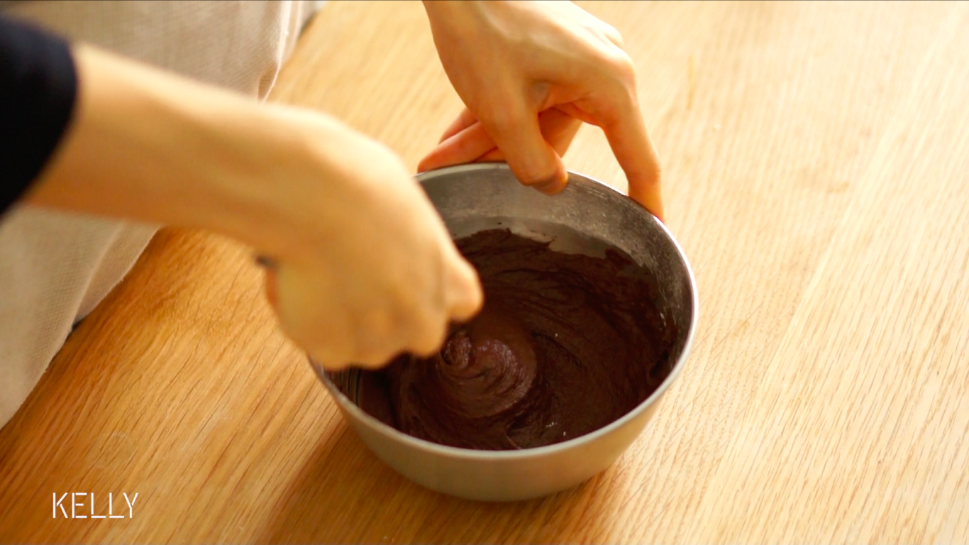不消泡的巧克力戚風胚/「戚風及其衍生」烘焙視訊蛋糕篇2的做法 步骤6